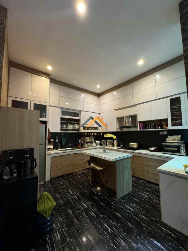 dijual rumah komplek citraland gama