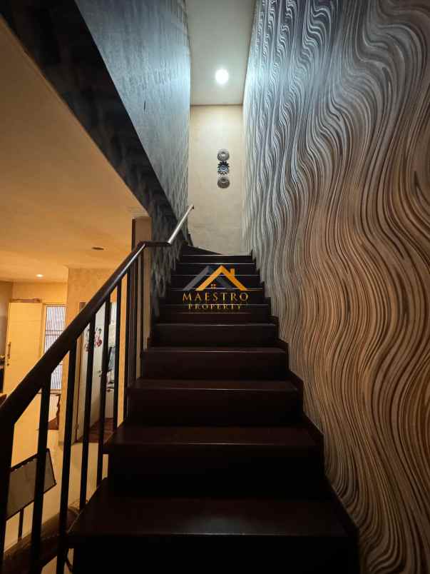 dijual rumah komplek citraland gama