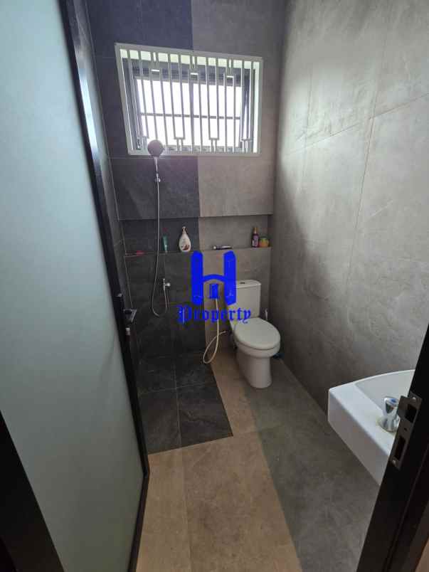 dijual rumah komplek damansara private