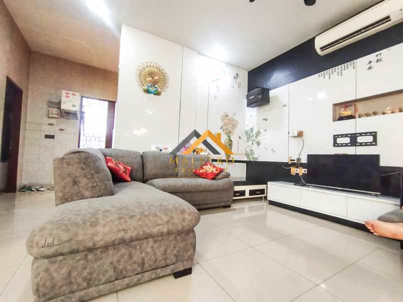 dijual rumah komplek givency one type