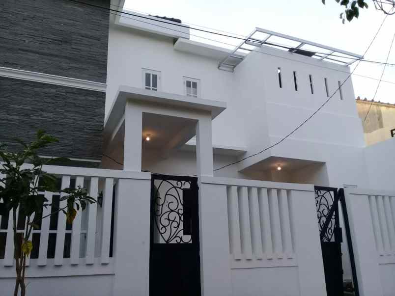 dijual rumah komplek taman buaran indah