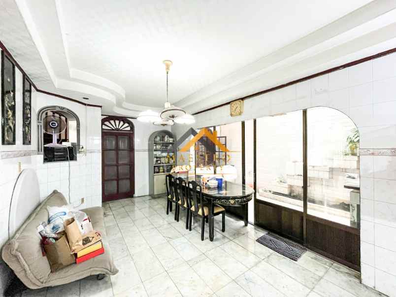 dijual rumah komplek taman polonia 1