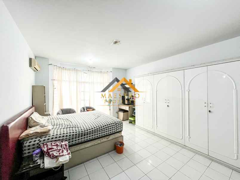 dijual rumah komplek taman polonia 1