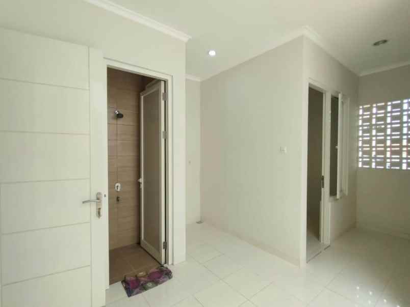 dijual rumah manyar tirtoasti