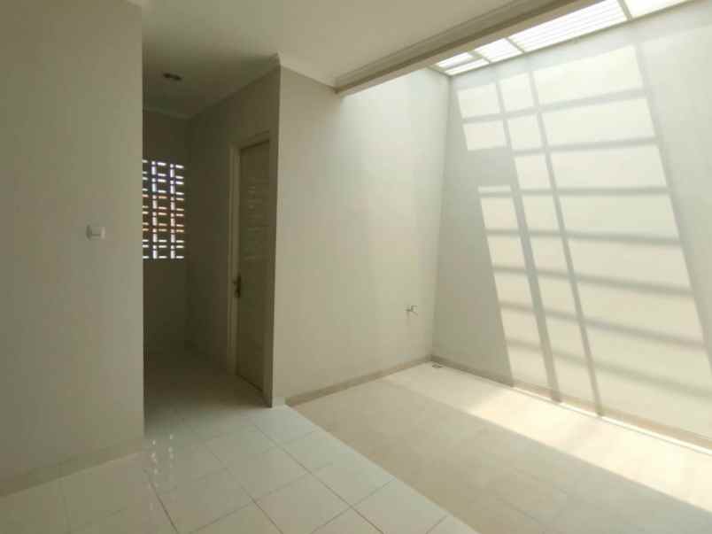 dijual rumah manyar tirtoasti