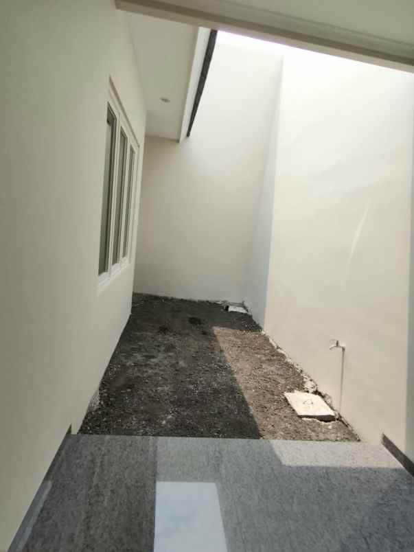 dijual rumah manyar tirtoasti