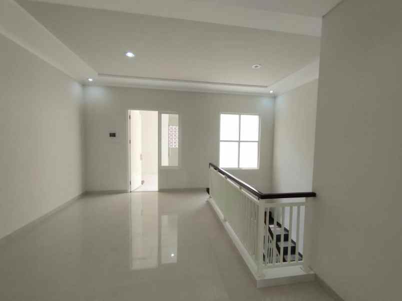 dijual rumah manyar tirtoasti