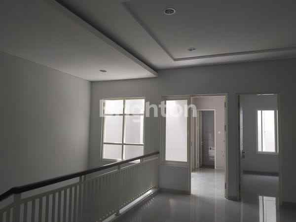 dijual rumah manyar tirtoyoso