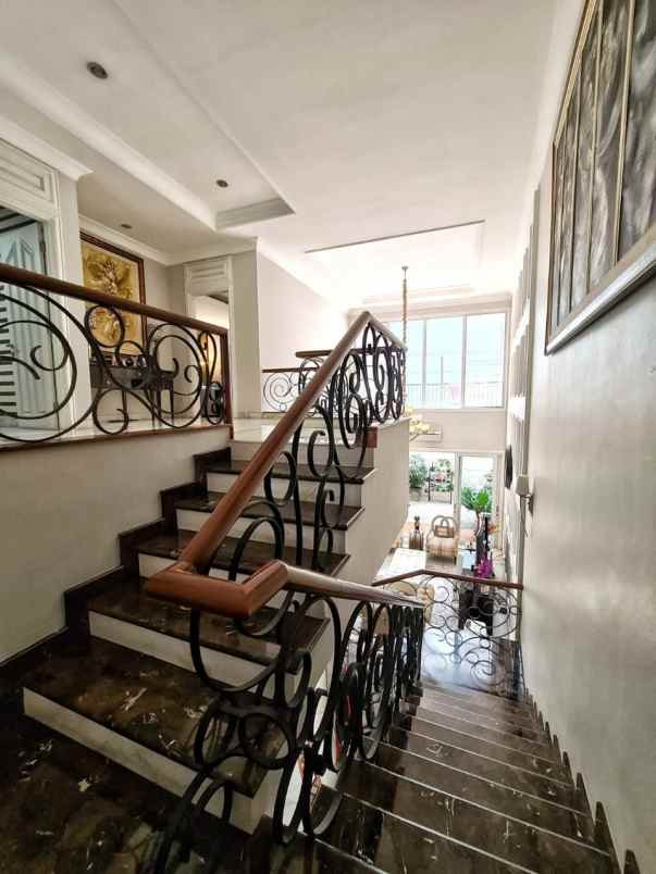 dijual rumah mega kuningan jakarta selatan