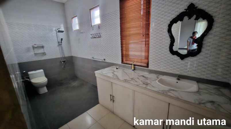 dijual rumah mewah luas strategis di cinangka depok