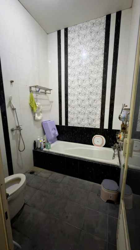 dijual rumah ngagel tama tengah