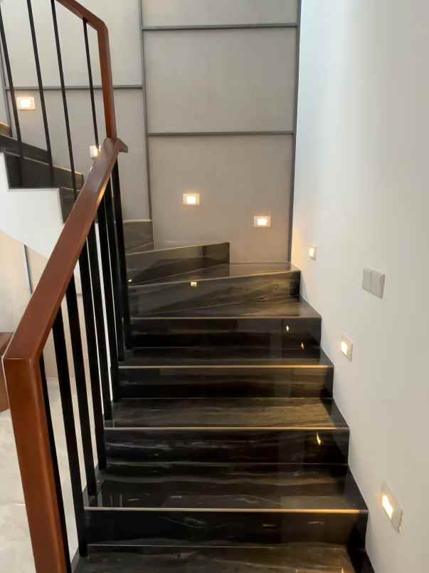 dijual rumah ngesrep