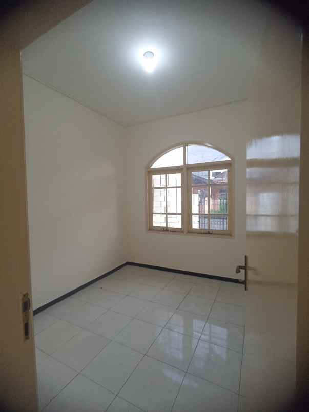 dijual rumah nirwana eksekutif