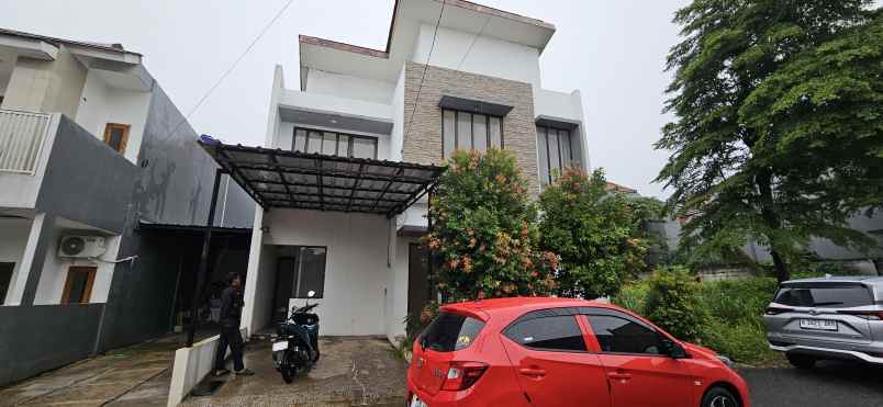dijual rumah perum green depok village