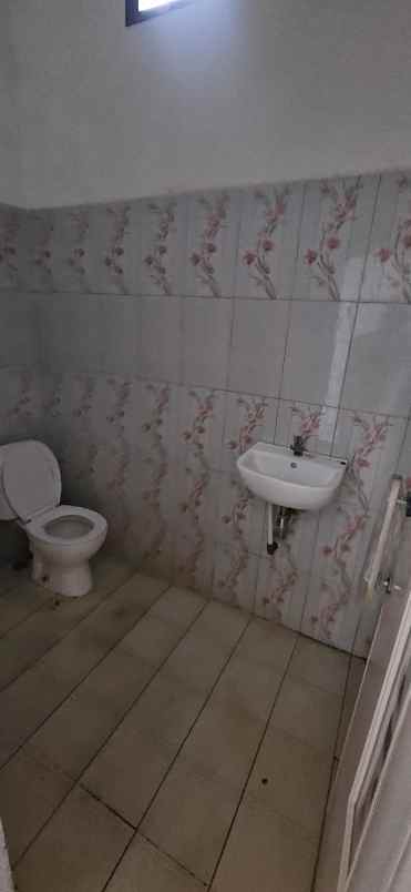 dijual rumah perum green depok village