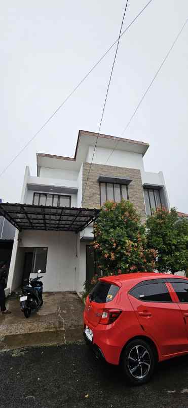 dijual rumah perum green depok village