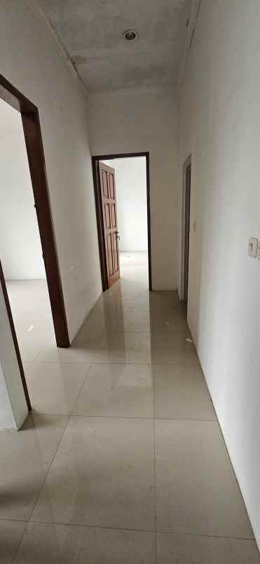 dijual rumah perum green depok village