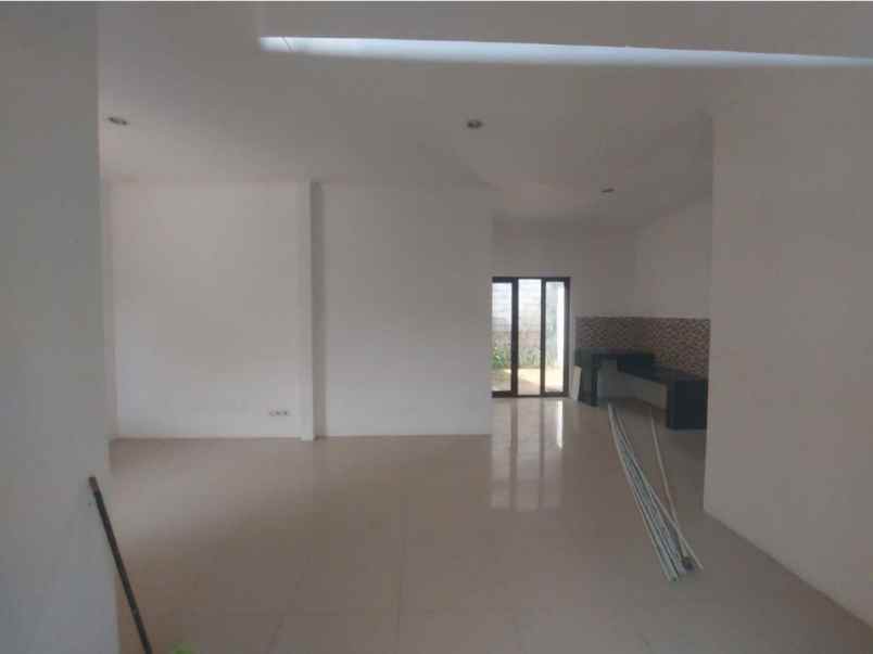 dijual rumah perum green depok village