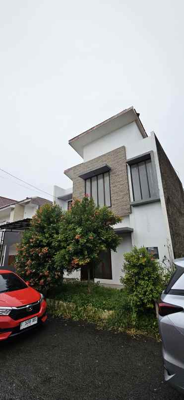 dijual rumah perum green depok village