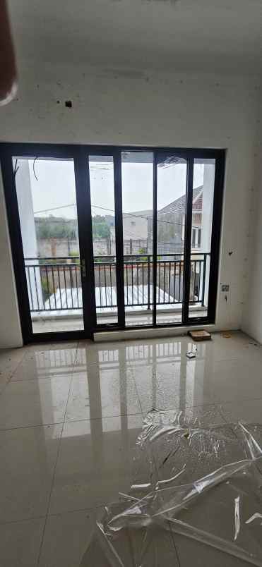 dijual rumah perum green depok village