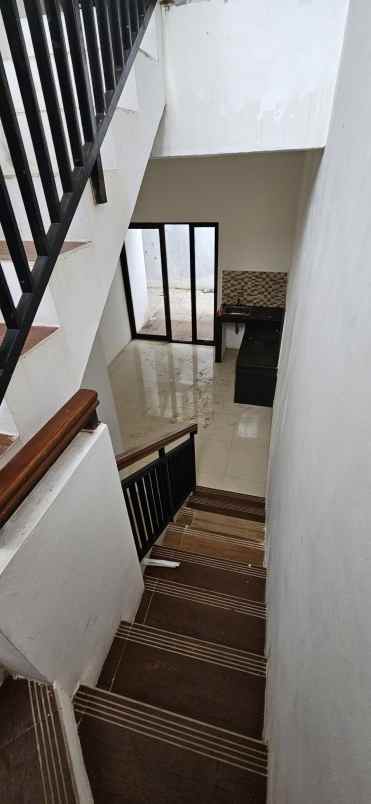 dijual rumah perum green depok village