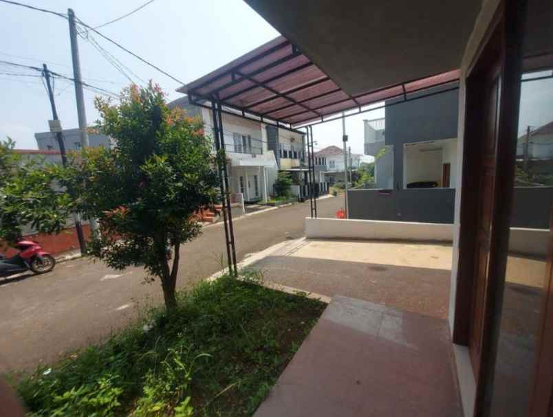 dijual rumah perum green depok village