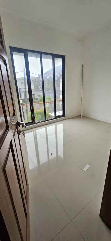 dijual rumah perum green depok village