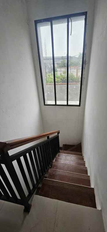 dijual rumah perum green depok village