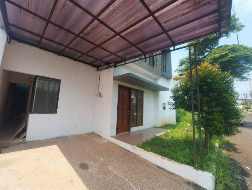 dijual rumah perum green depok village