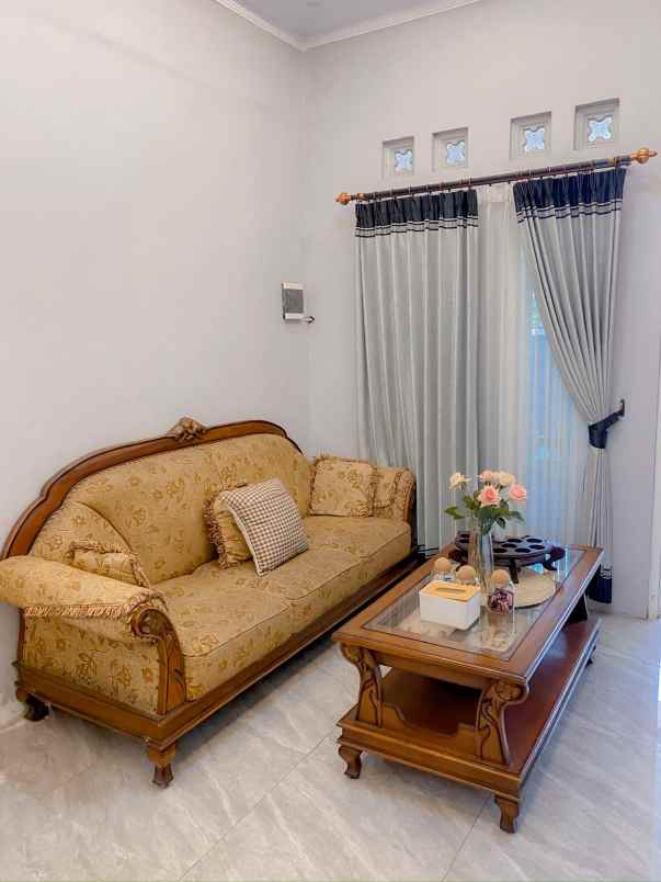 dijual rumah perumahan kebraon