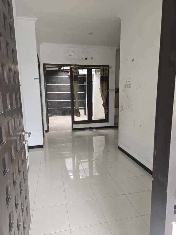 dijual rumah perumahan royal ketintang