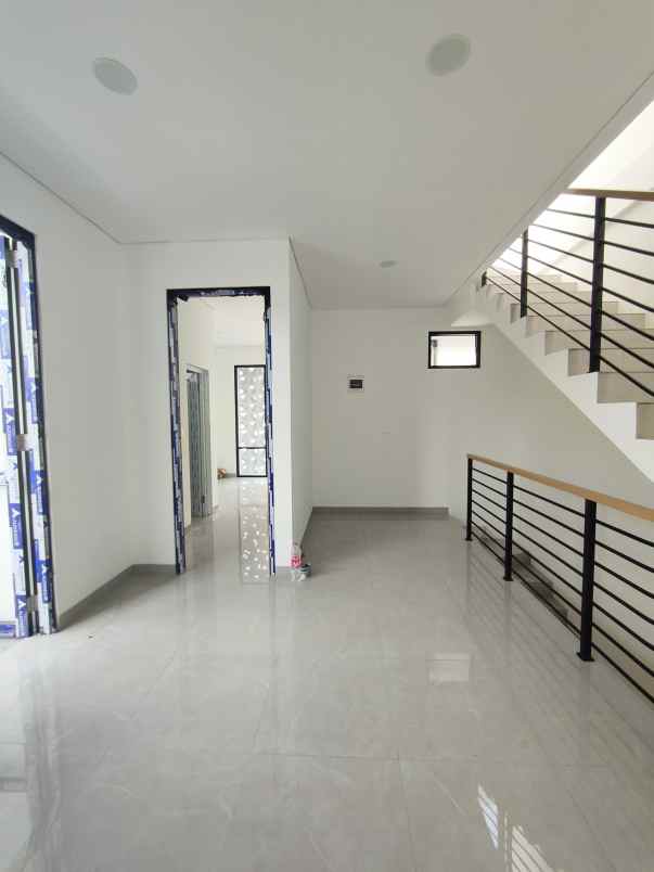 dijual rumah poncol raya