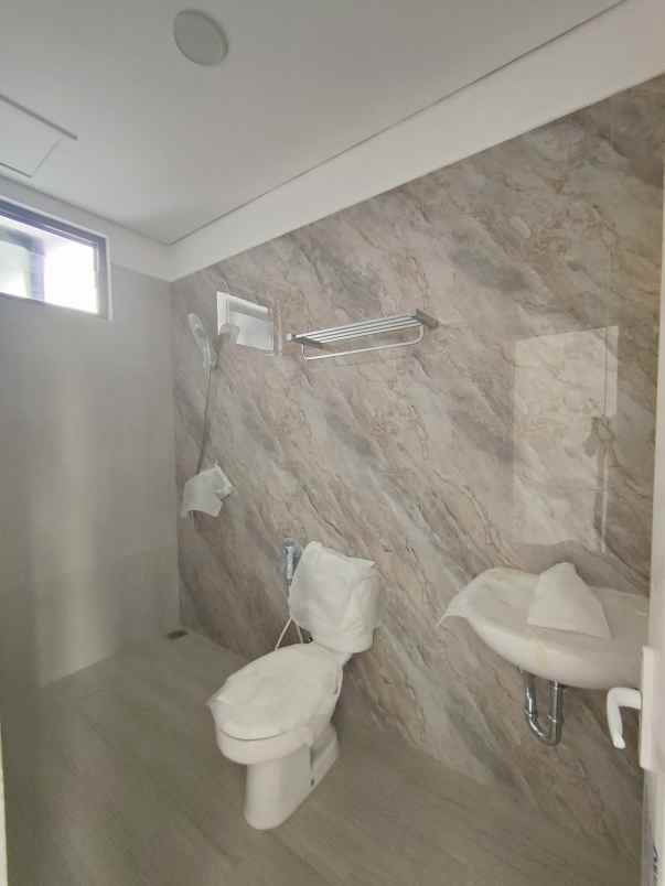 dijual rumah poncol raya