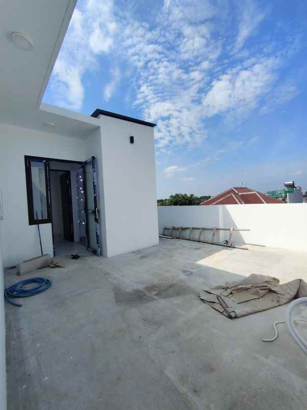 dijual rumah poncol raya