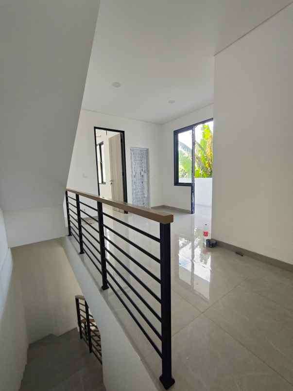 dijual rumah poncol raya