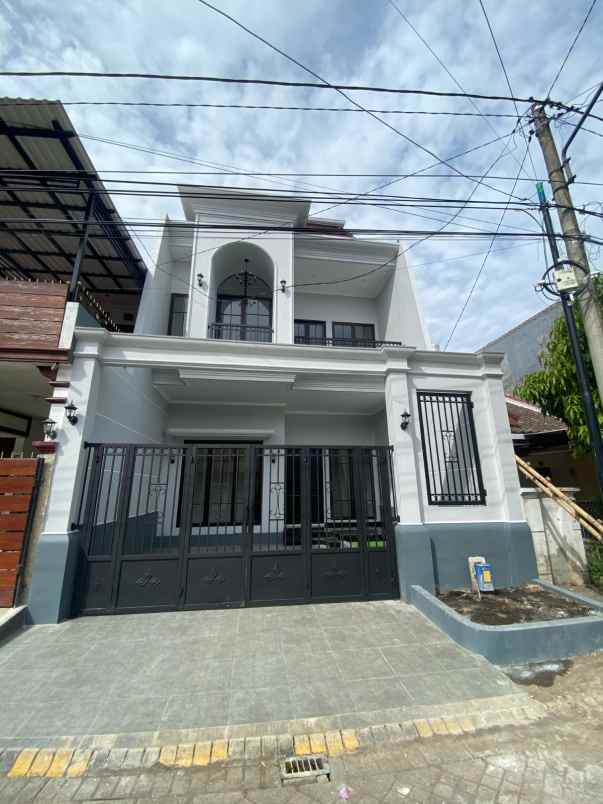 Rumah Baru 2 Lantai American Classic Dalam Komplek Araya Kota Malang