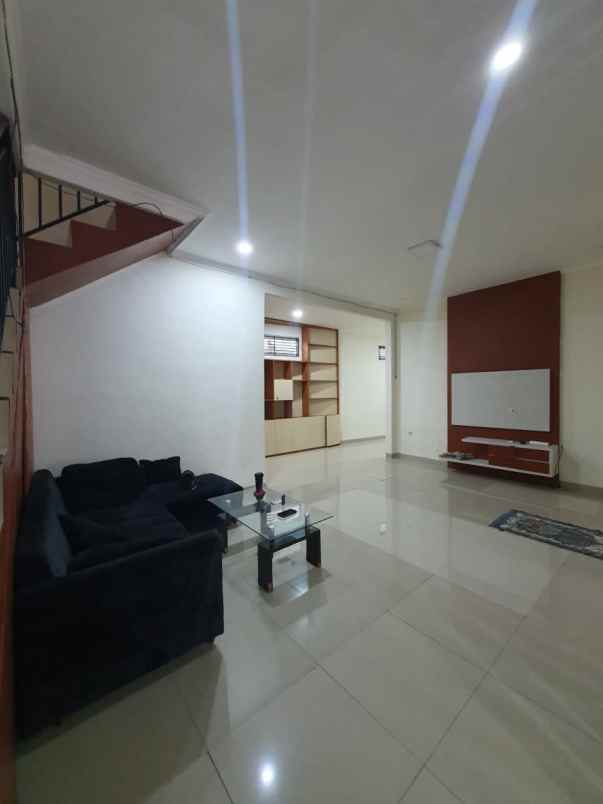 dijual rumah serua ciputat