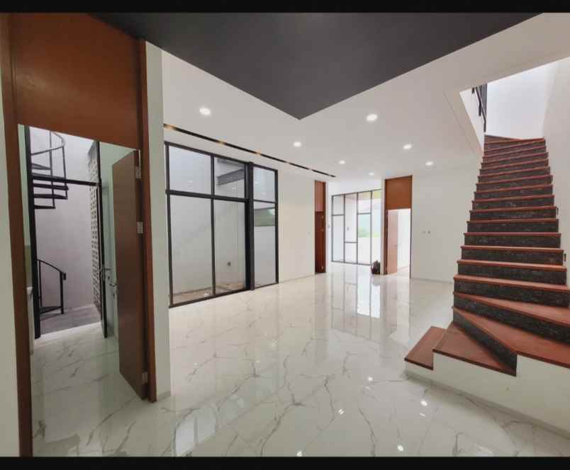 dijual rumah setraduta