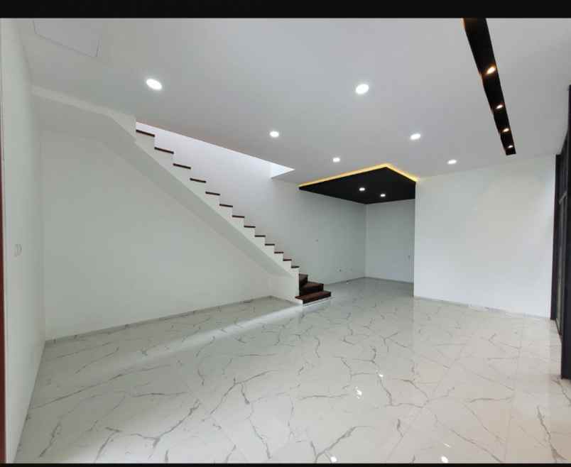 dijual rumah setraduta