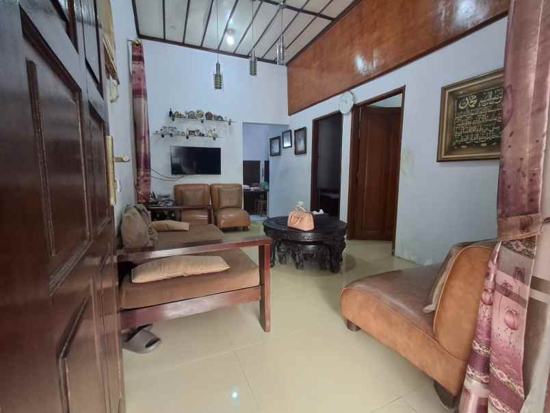 dijual rumah strategis