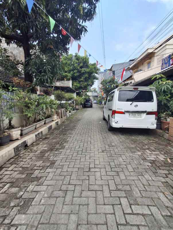dijual rumah strategis
