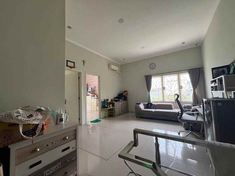 dijual rumah sutorejo