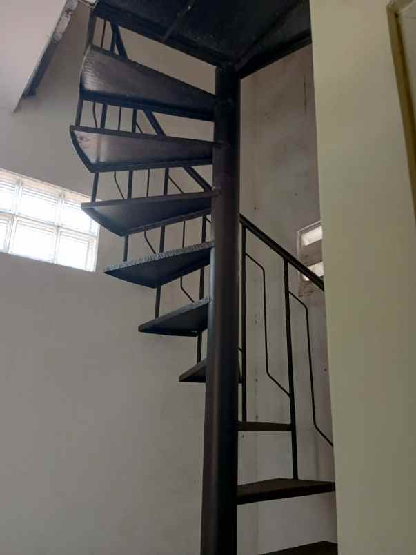dijual rumah sutorejo