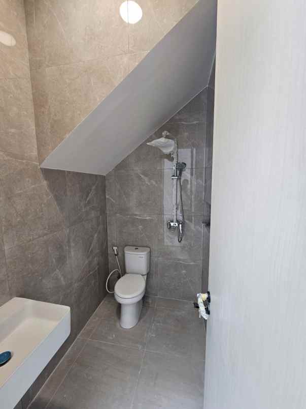 dijual rumah sutorejo tengah