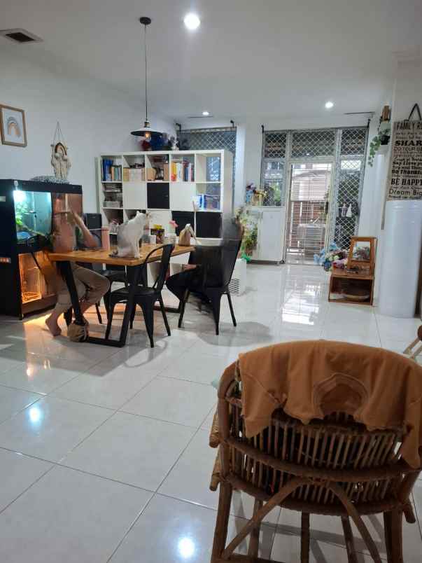 dijual rumah taman modern