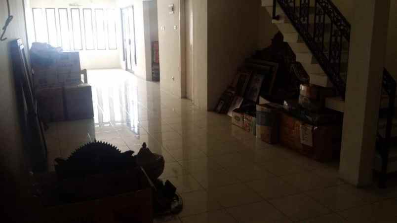 dijual rumah tua hitung tanah pinggir jalan di menteng