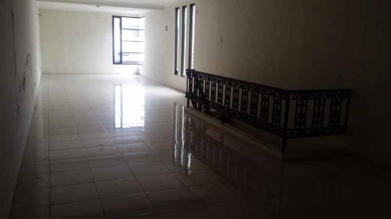 dijual rumah tua hitung tanah pinggir jalan di menteng