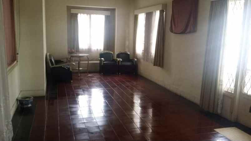 dijual rumah tua hitung tanah pinggir jalan di menteng