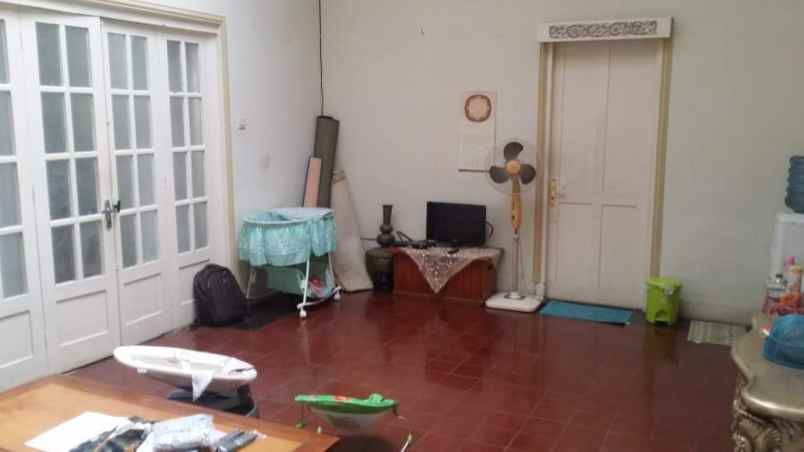 dijual rumah tua hitung tanah pinggir jalan di menteng