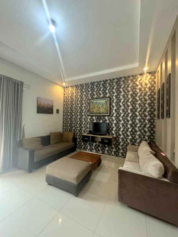 dijual rumah villa full furnish lokasi temas kota batu